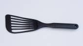 Лопатка поварская с прорезями КНР нейлон черный короткая ручка A016 /1/24/ Лопатка поварская с прорезями КНР нейлон черный короткая ручка A016 /1/24/