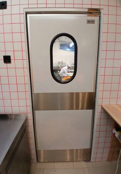 Маятниковая дверь одностворчатая МДО(ОН)-890.2100 рама внутри проема,овальное окно,отбойники